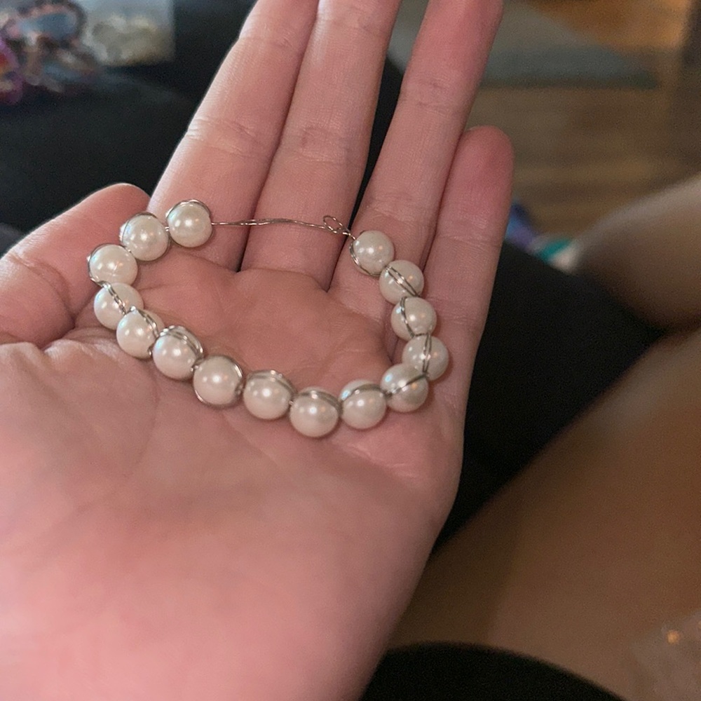 Wire pearl bead bracelet. Hand made